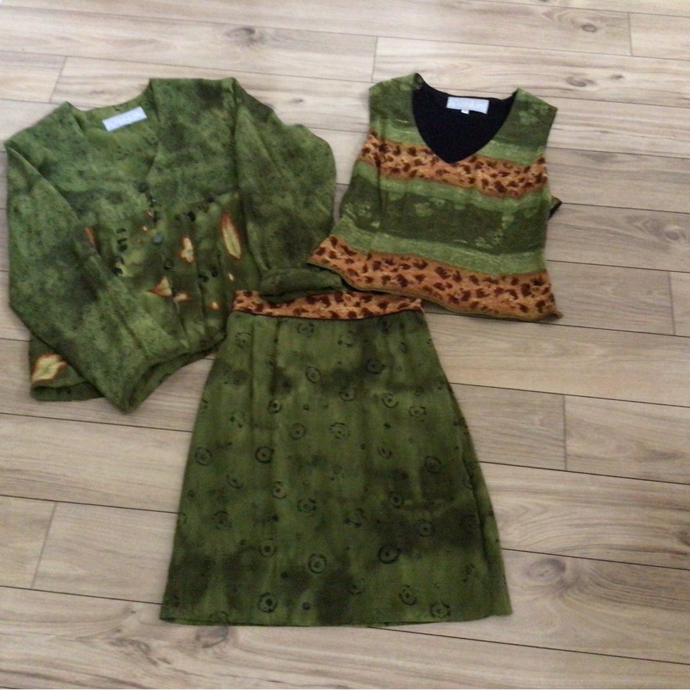 DOROTHY SCHOELEN PLATINUM SKIRT, TOP, AND JACKET SET. SIZE 4 and Small